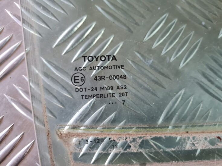 Aizmugurējo labo durvju stikls priekš TOYOTA AURIS 2007