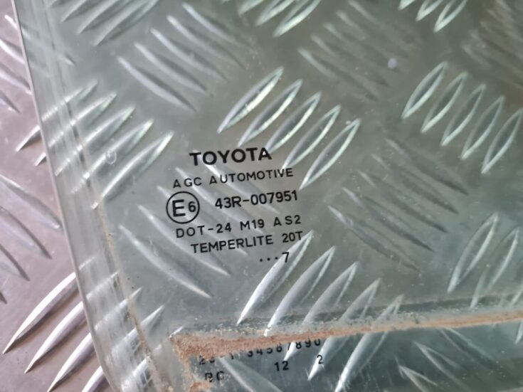 Priekšējo labo durvju stikls priekš TOYOTA AURIS 2007