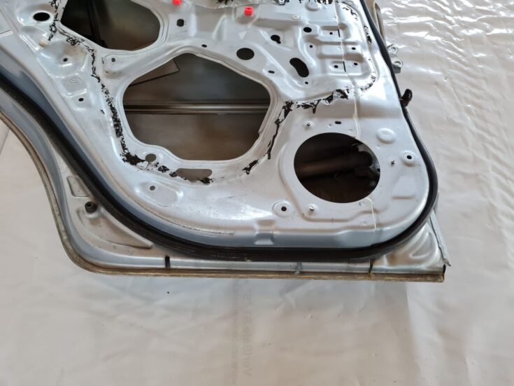 Aizmugurējās kreisās durvis priekš TOYOTA AURIS 2007