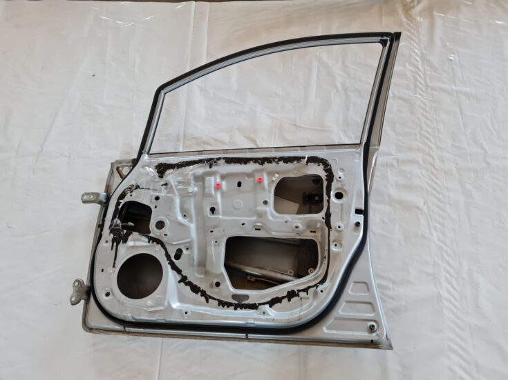 Priekšējās labās durvis priekš TOYOTA AURIS 2007