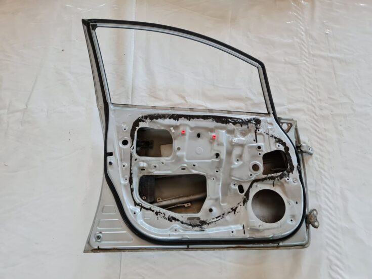 Priekšējās kreisās durvis priekš TOYOTA AURIS 2007