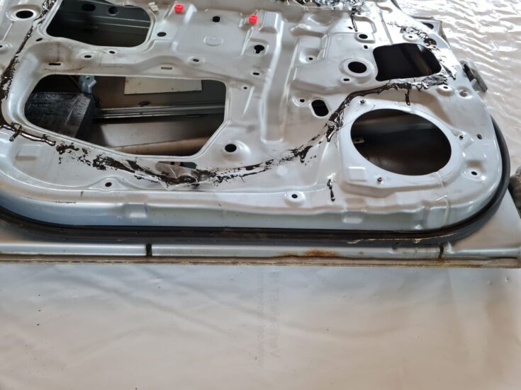 Priekšējās kreisās durvis priekš TOYOTA AURIS 2007