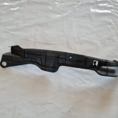 Ieliktņis starp spārnu un durvīm priekš TOYOTA AURIS 2007