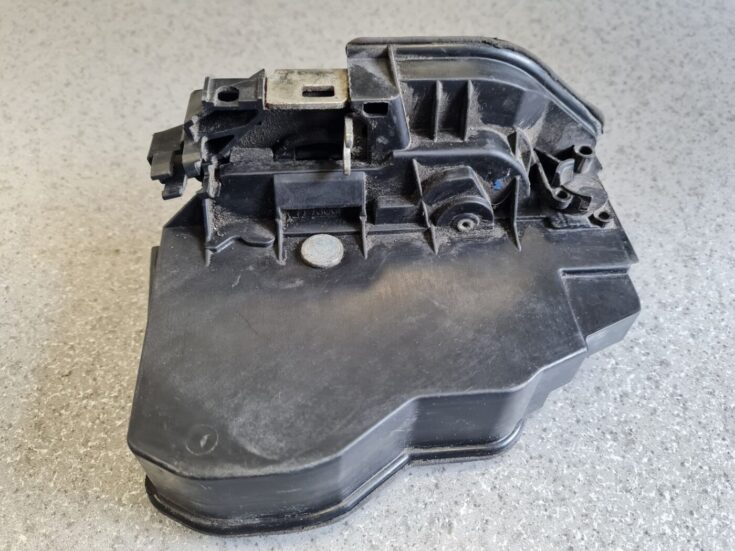 Aizmugurējo labo durvju slēdzene priekš BMW 1 E87 2007 GRAPHITE