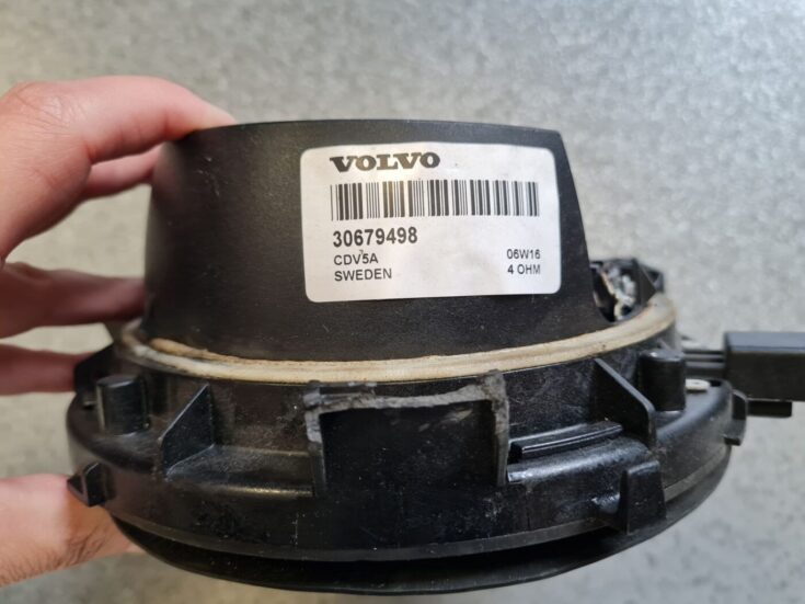 Durvju skaļrunis, apakšā priekš VOLVO V70 2006