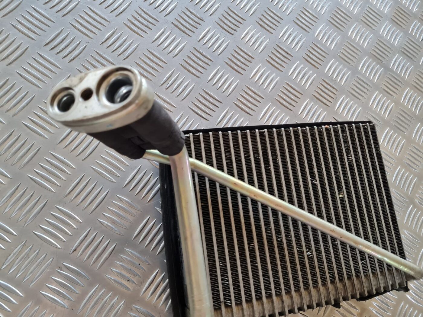 Gaisa kondicionēšanas radiators salonā priekš VW PASSAT 2004 UNIVERSAL GREY 2 Gaisa kondicionēšanas radiators salonā priekš VW PASSAT 2004 UNIVERSAL GREY