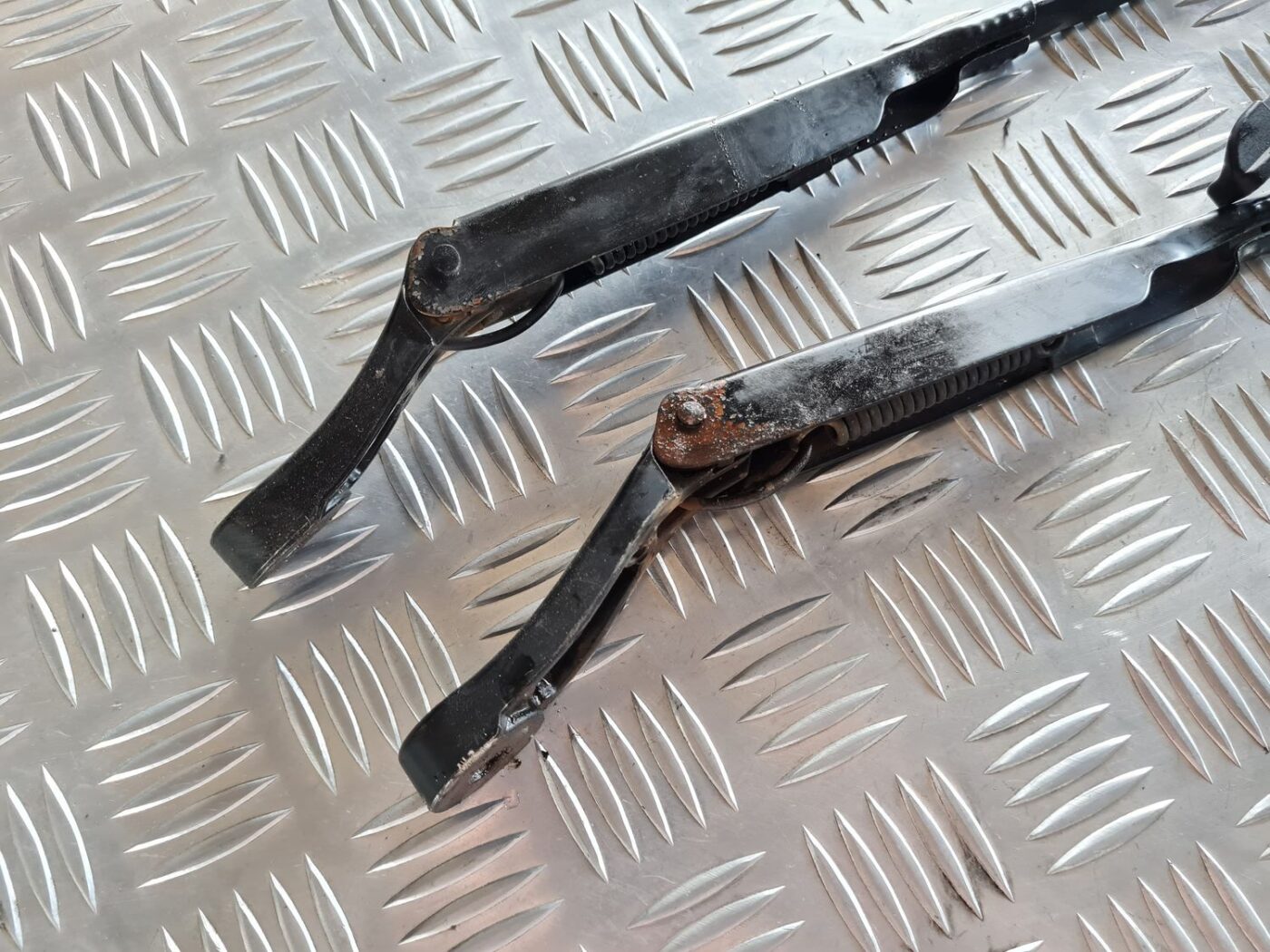 Vējstikla slotu turētāju komplekts priekš VW PASSAT 2004 UNIVERSAL GREY 2 Vējstikla slotu turētāju komplekts priekš VW PASSAT 2004 UNIVERSAL GREY