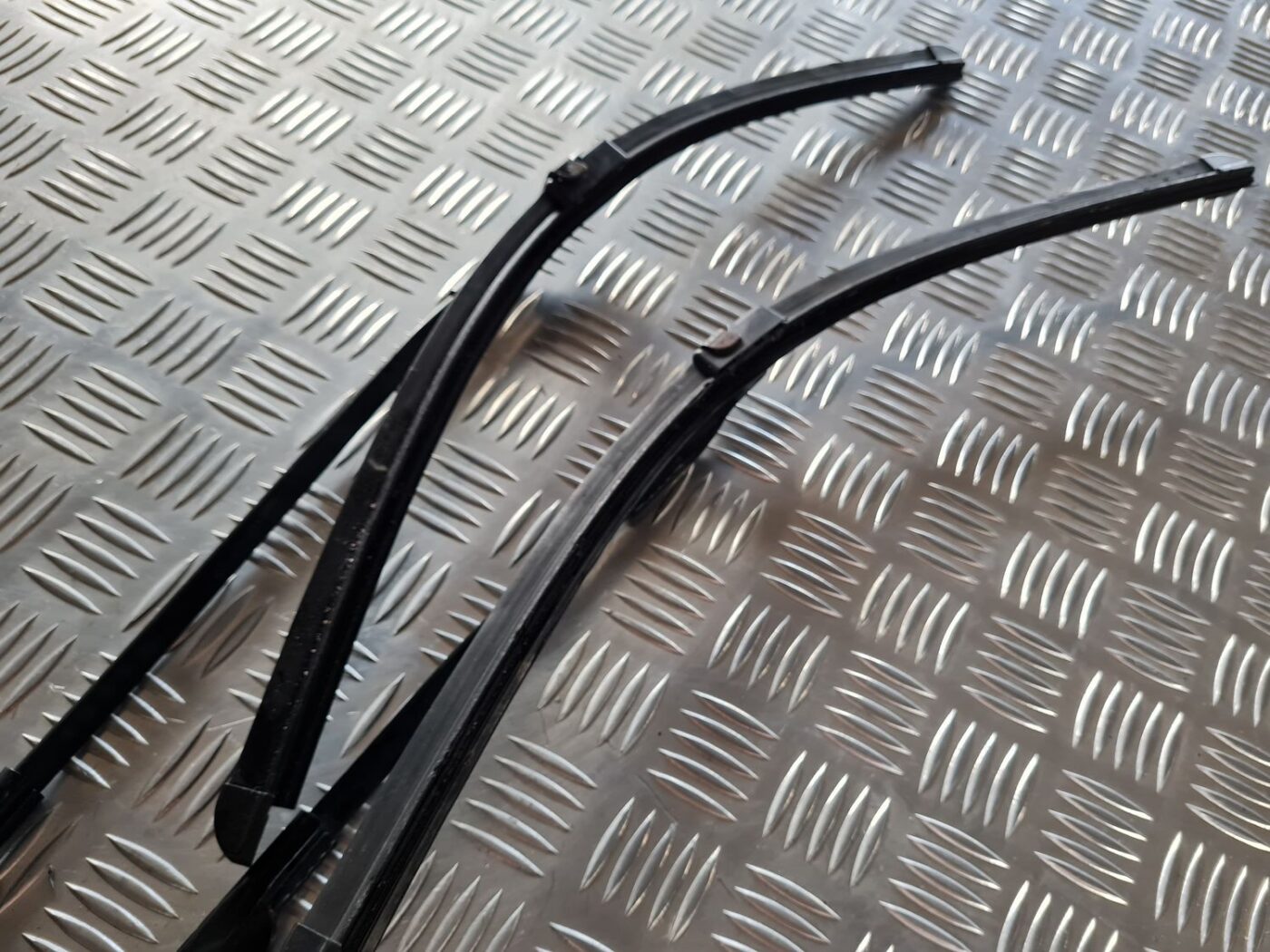 Vējstikla slotu turētāju komplekts priekš VW PASSAT 2004 UNIVERSAL GREY 5 Vējstikla slotu turētāju komplekts priekš VW PASSAT 2004 UNIVERSAL GREY