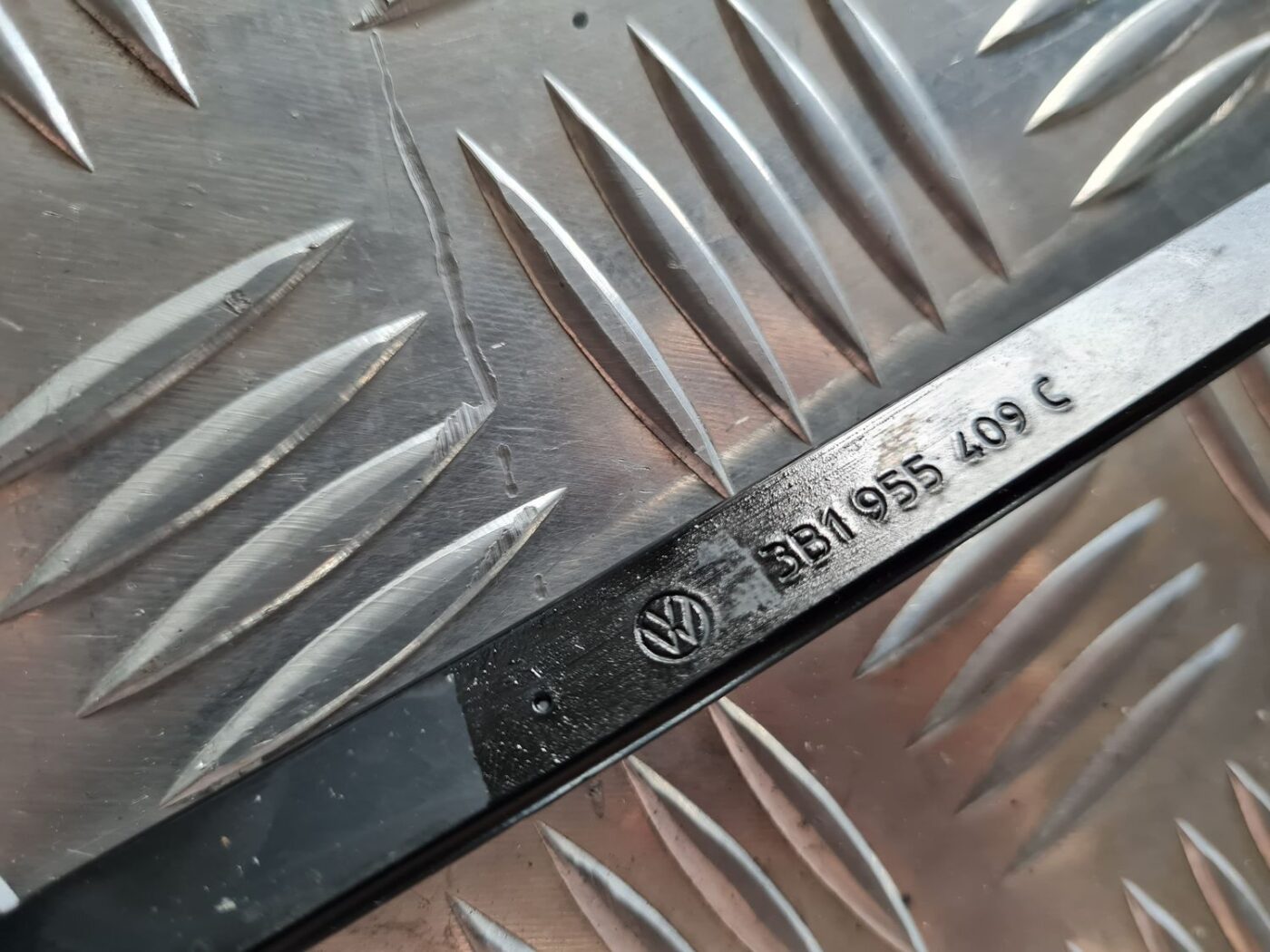 Vējstikla slotu turētāju komplekts priekš VW PASSAT 2004 UNIVERSAL GREY 4 Vējstikla slotu turētāju komplekts priekš VW PASSAT 2004 UNIVERSAL GREY