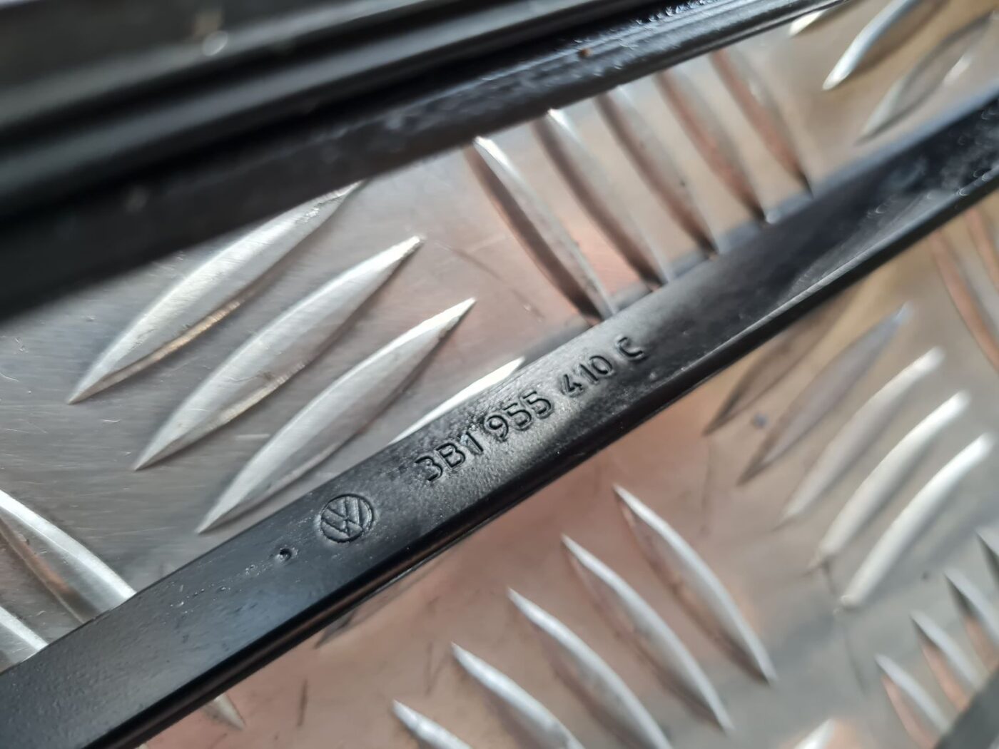 Vējstikla slotu turētāju komplekts priekš VW PASSAT 2004 UNIVERSAL GREY 3 Vējstikla slotu turētāju komplekts priekš VW PASSAT 2004 UNIVERSAL GREY