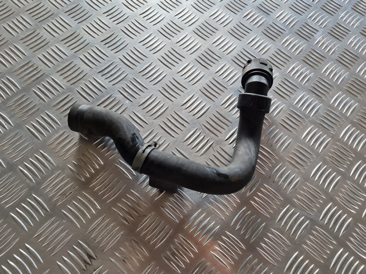 Dzesēšanas caurule priekš VW PASSAT 2004 UNIVERSAL GREY 1 Dzesēšanas caurule priekš VW PASSAT 2004 UNIVERSAL GREY