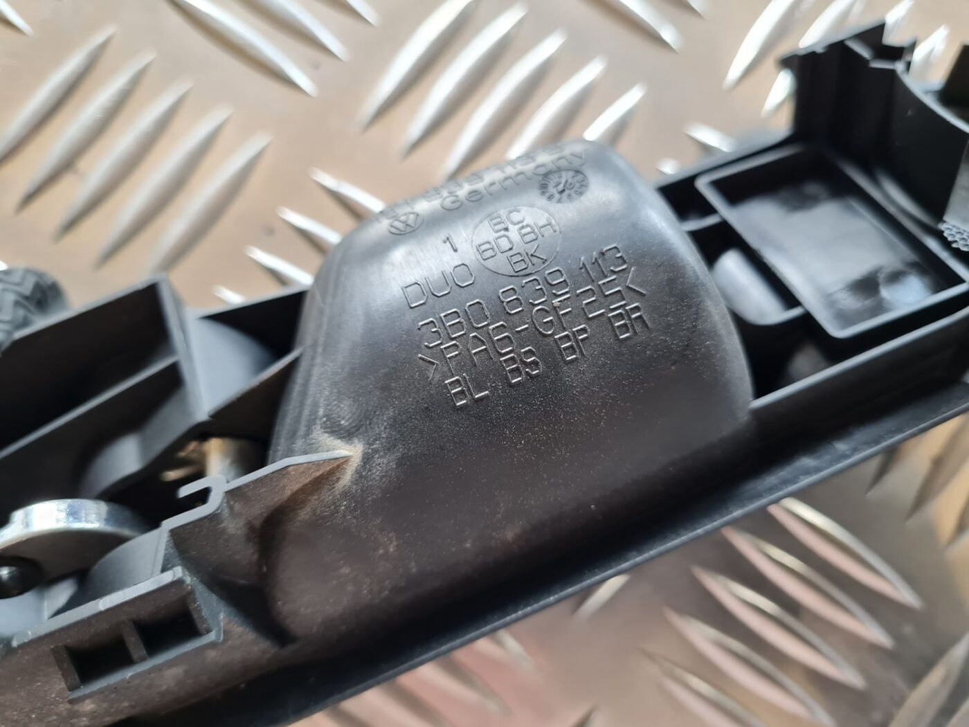 Salona durvju rokturis, aizmugures kreisais priekš VW PASSAT 2004 UNIVERSAL GREY 4 Salona durvju rokturis, aizmugures kreisais priekš VW PASSAT 2004 UNIVERSAL GREY