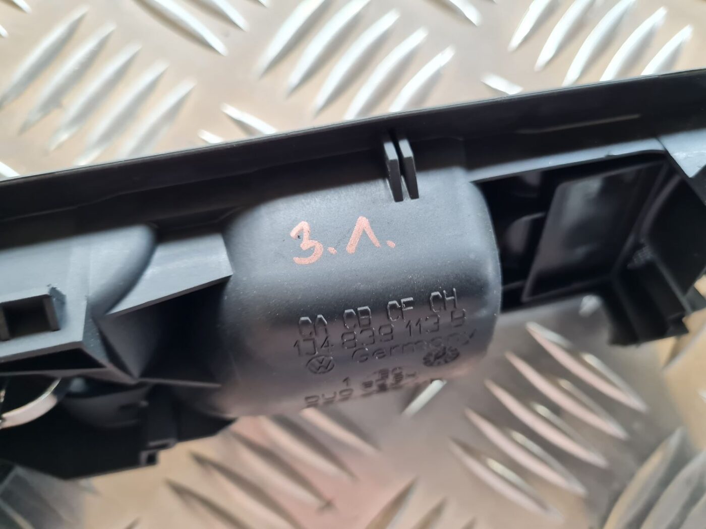 Salona durvju rokturis, aizmugures kreisais priekš VW PASSAT 2004 UNIVERSAL GREY 3 Salona durvju rokturis, aizmugures kreisais priekš VW PASSAT 2004 UNIVERSAL GREY