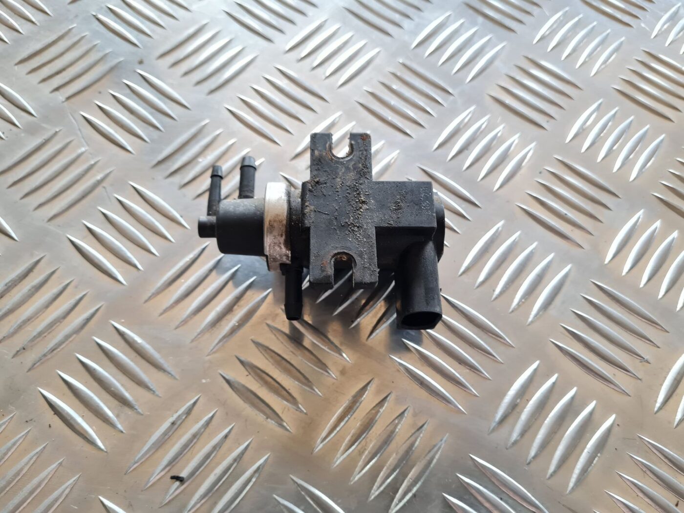 Solenoīda vakuuma vārsts priekš VW PASSAT 2004 UNIVERSAL GREY 3 Solenoīda vakuuma vārsts priekš VW PASSAT 2004 UNIVERSAL GREY