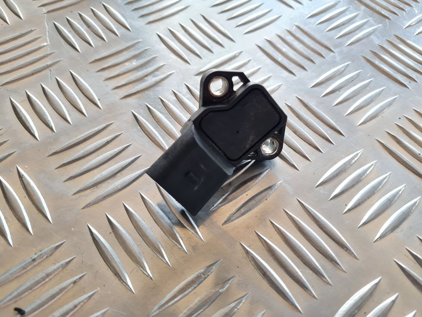 Ieplūdes kolektora spiediena devējs priekš VW PASSAT 2004 UNIVERSAL GREY 2 Ieplūdes kolektora spiediena devējs priekš VW PASSAT 2004 UNIVERSAL GREY