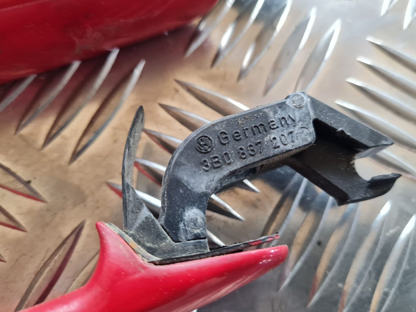 Ārējais durvju rokturis priekš VW PASSAT 2004 UNIVERSAL GREY 6 Ārējais durvju rokturis priekš VW PASSAT 2004 UNIVERSAL GREY