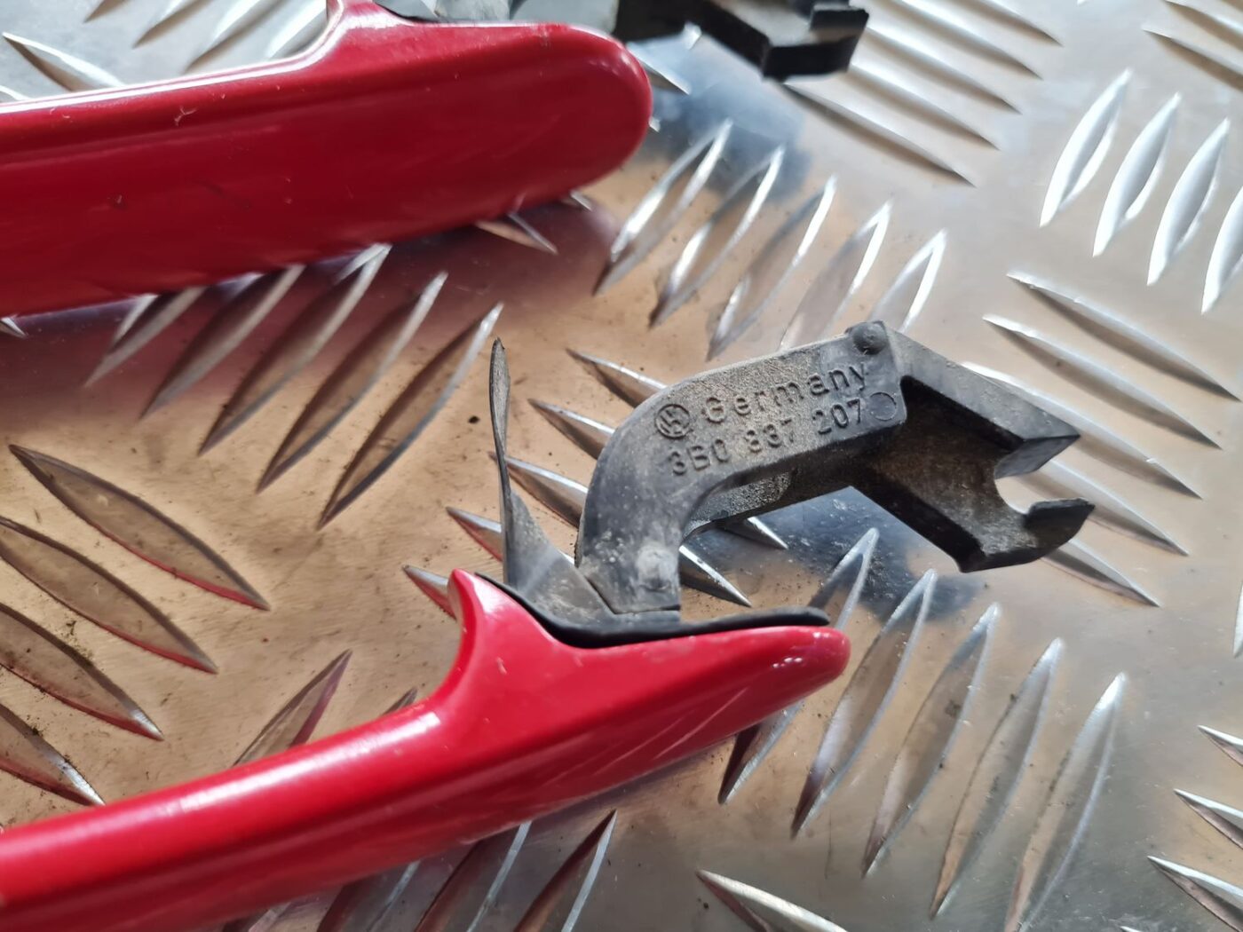 Ārējais durvju rokturis priekš VW PASSAT 2004 UNIVERSAL GREY 5 Ārējais durvju rokturis priekš VW PASSAT 2004 UNIVERSAL GREY