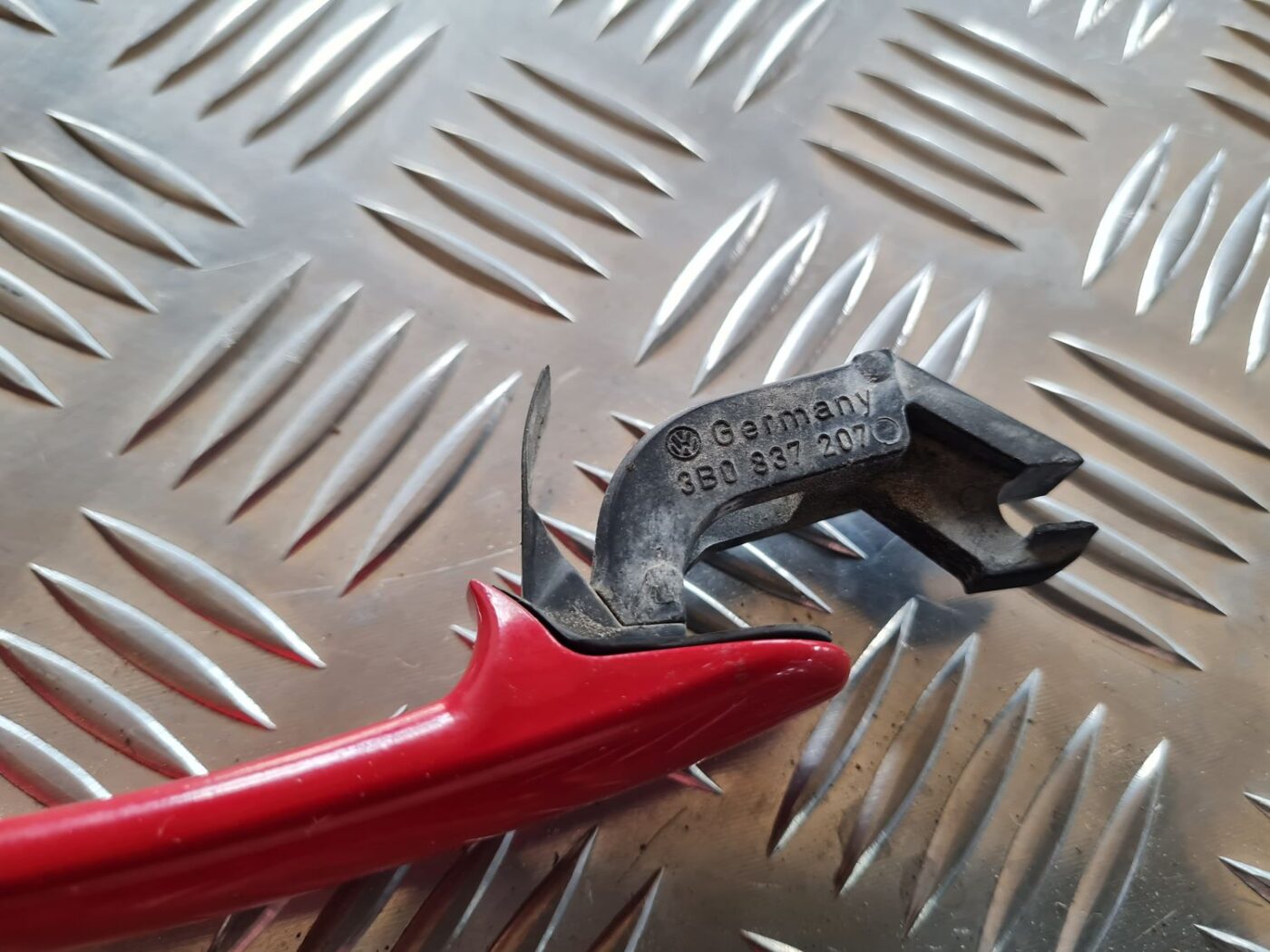 Ārējais durvju rokturis priekš VW PASSAT 2004 UNIVERSAL GREY 4 Ārējais durvju rokturis priekš VW PASSAT 2004 UNIVERSAL GREY