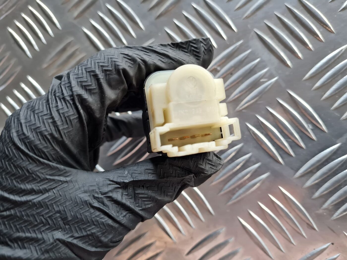 Bremžu signāla slēdzis priekš VW PASSAT 2004 UNIVERSAL GREY 2 Bremžu signāla slēdzis priekš VW PASSAT 2004 UNIVERSAL GREY