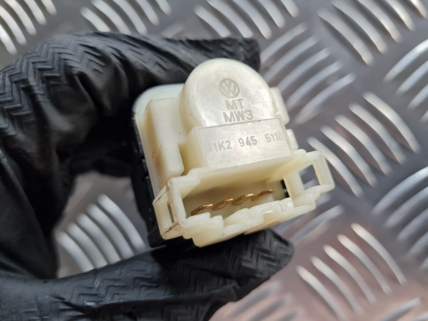 Bremžu signāla slēdzis priekš VW PASSAT 2004 UNIVERSAL GREY 3 Bremžu signāla slēdzis priekš VW PASSAT 2004 UNIVERSAL GREY