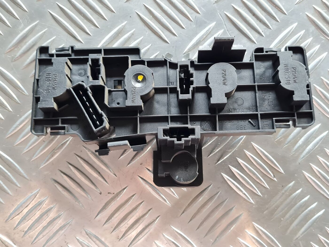 Aizmugures luktura spuldzes turētājs priekš VW PASSAT 2004 UNIVERSAL GREY 2 Aizmugures luktura spuldzes turētājs priekš VW PASSAT 2004 UNIVERSAL GREY