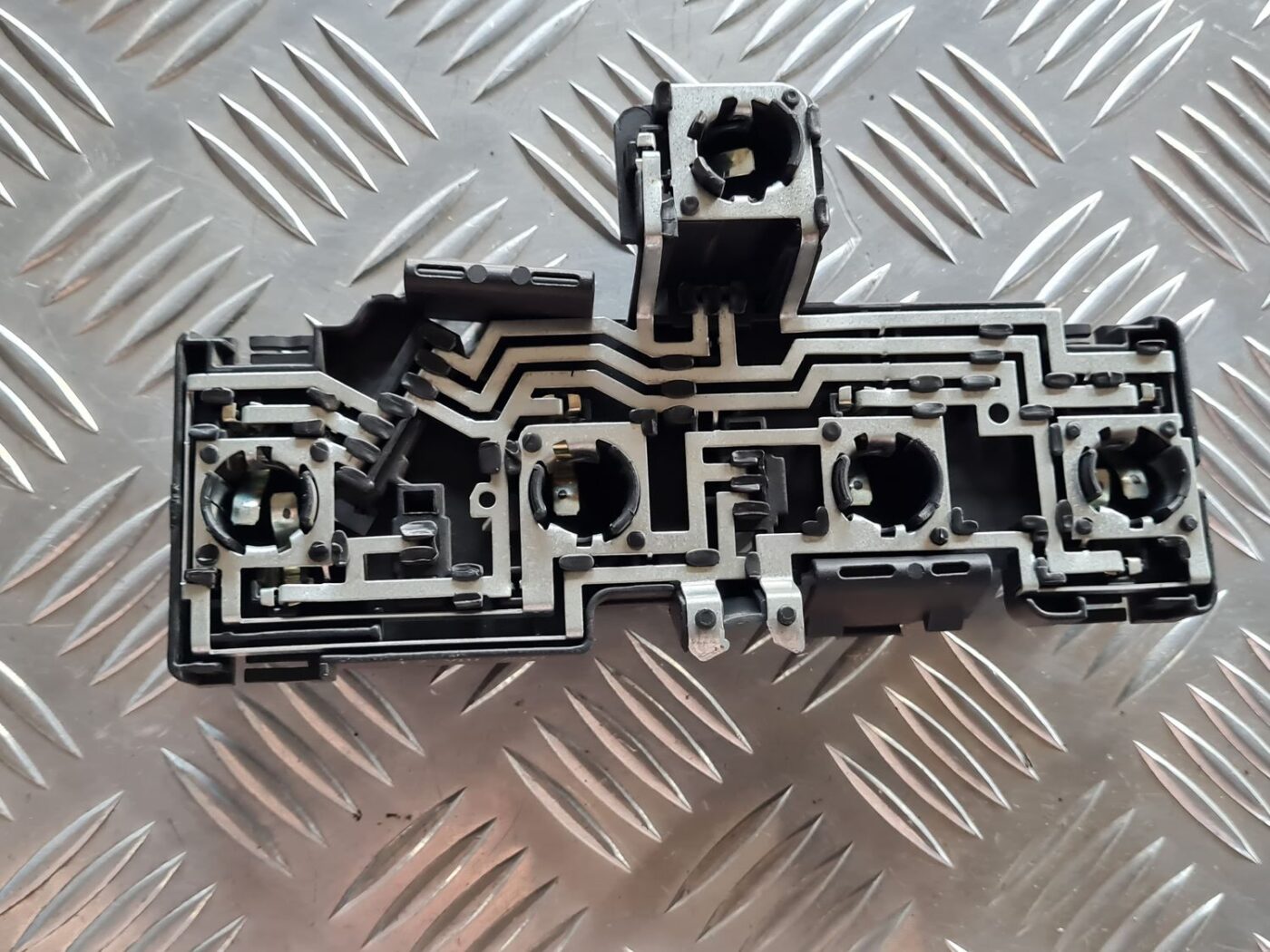 Aizmugures luktura spuldzes turētājs priekš VW PASSAT 2004 UNIVERSAL GREY 4 Aizmugures luktura spuldzes turētājs priekš VW PASSAT 2004 UNIVERSAL GREY