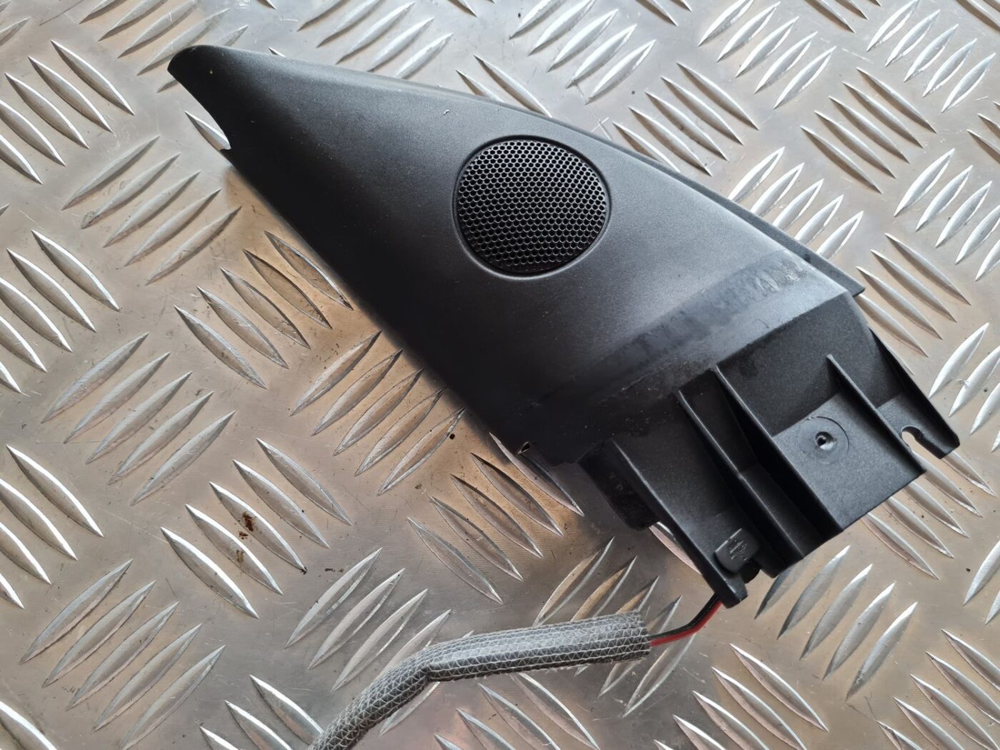 Durvju spoguļa apdares uzlika salonā (ar skaļruni) priekš VW PASSAT 2004 UNIVERSAL GREY 2 Durvju spoguļa apdares uzlika salonā (ar skaļruni) priekš VW PASSAT 2004 UNIVERSAL GREY