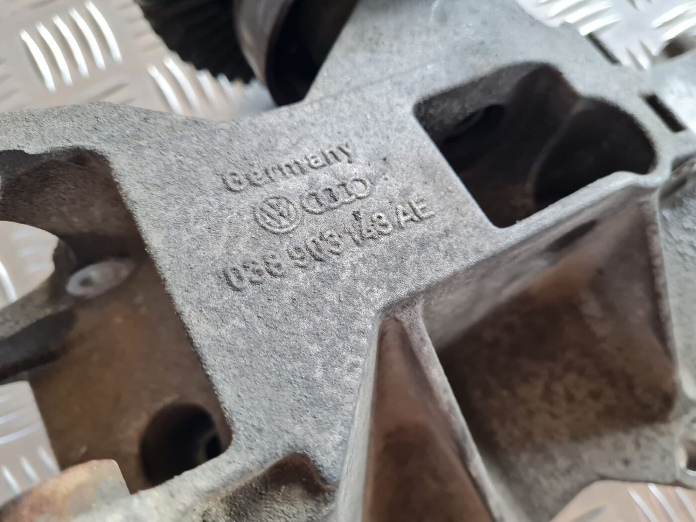 Ģeneratora kronšteins priekš VW PASSAT 2004 UNIVERSAL GREY 4 Ģeneratora kronšteins priekš VW PASSAT 2004 UNIVERSAL GREY