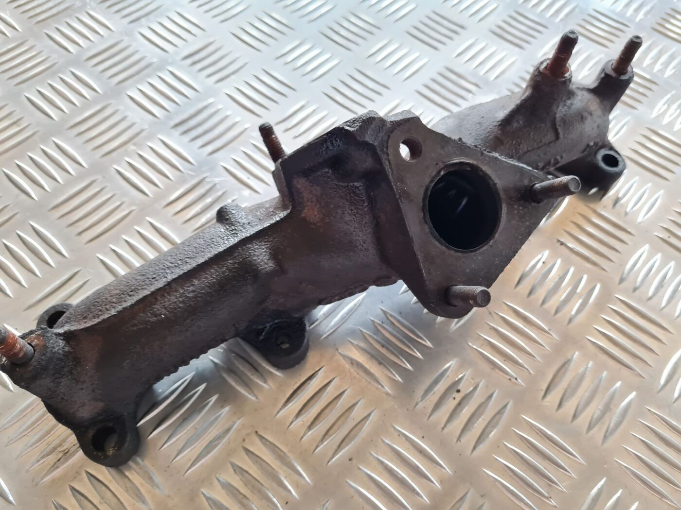 Izplūdes kolektors priekš VW PASSAT 2004 UNIVERSAL GREY 2 Izplūdes kolektors priekš VW PASSAT 2004 UNIVERSAL GREY