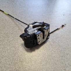 Priekšējo labo durvju slēdzene priekš NISSAN PATHFINDER 2006