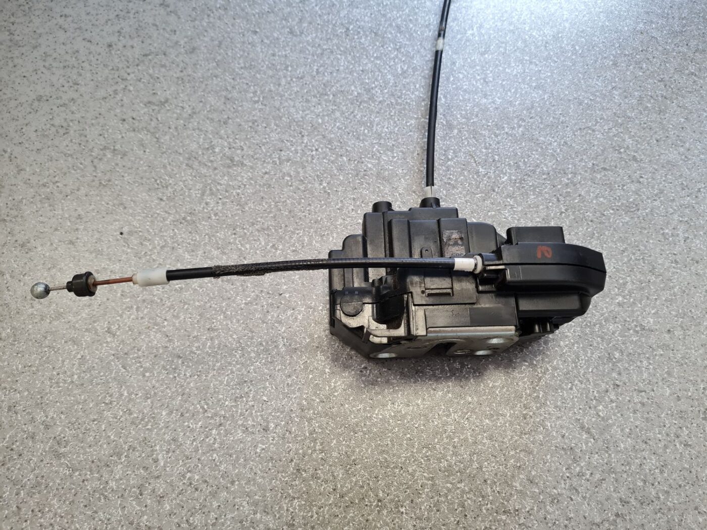 Priekšējo labo durvju slēdzene priekš NISSAN PATHFINDER 2006 7 Priekšējo labo durvju slēdzene priekš NISSAN PATHFINDER 2006