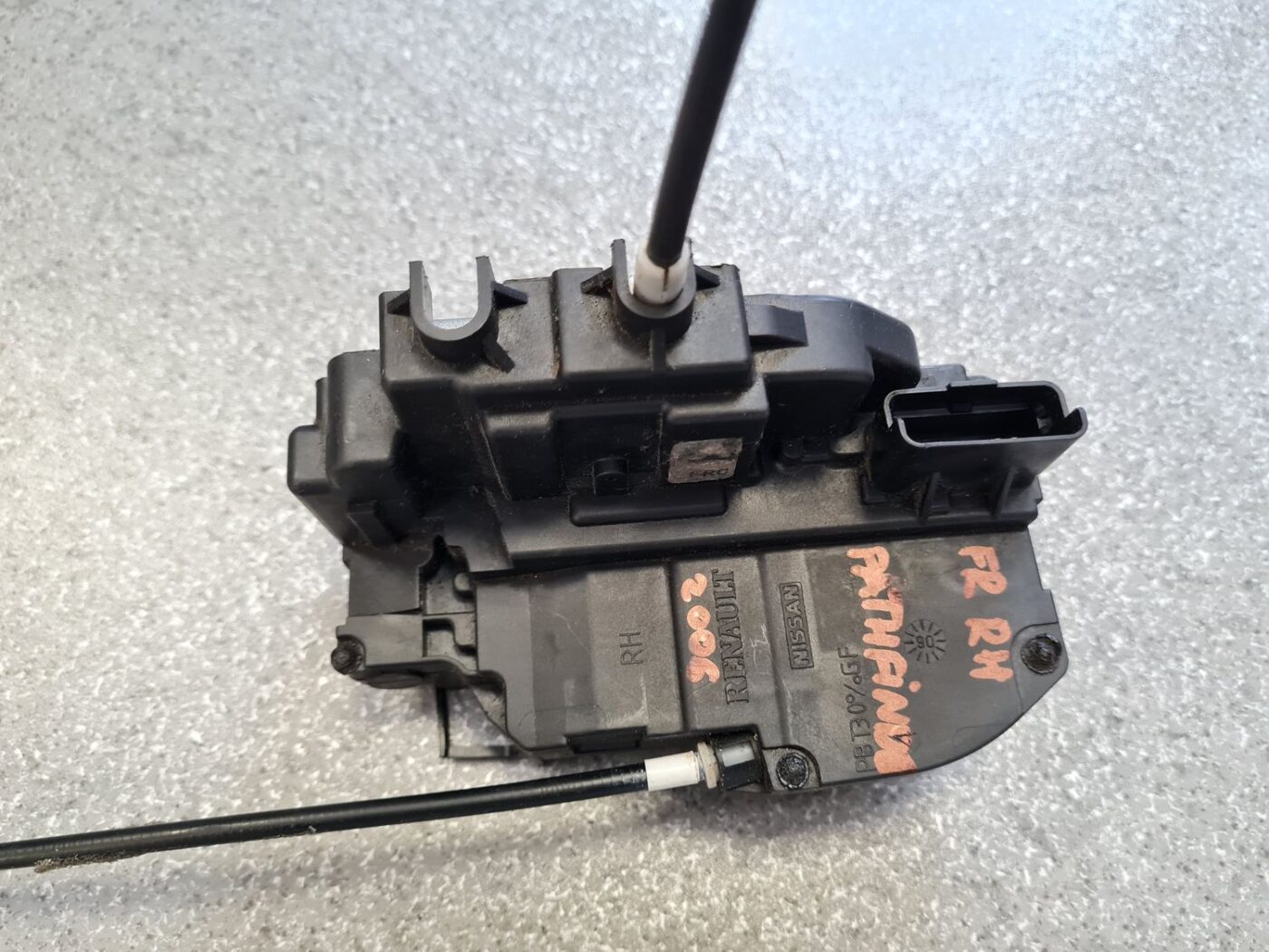 Priekšējo labo durvju slēdzene priekš NISSAN PATHFINDER 2006 5 Priekšējo labo durvju slēdzene priekš NISSAN PATHFINDER 2006