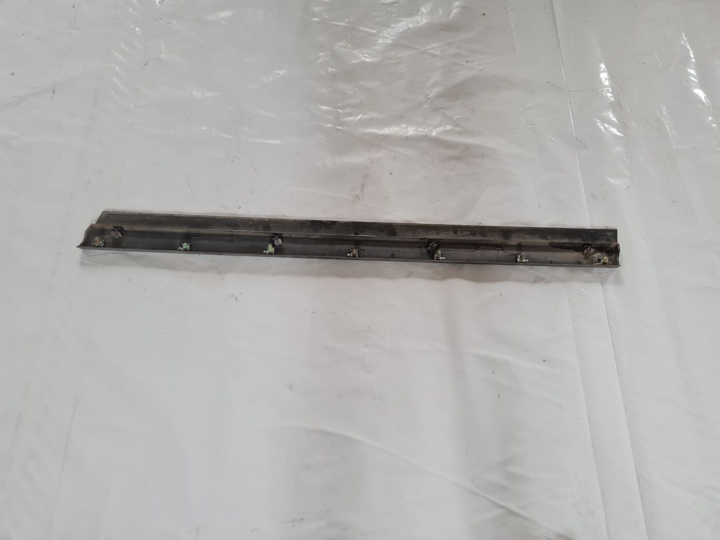 Priekšējo kreiso durvju moldings priekš VW PASSAT 2004 UNIVERSAL GREY 2 Priekšējo kreiso durvju moldings priekš VW PASSAT 2004 UNIVERSAL GREY