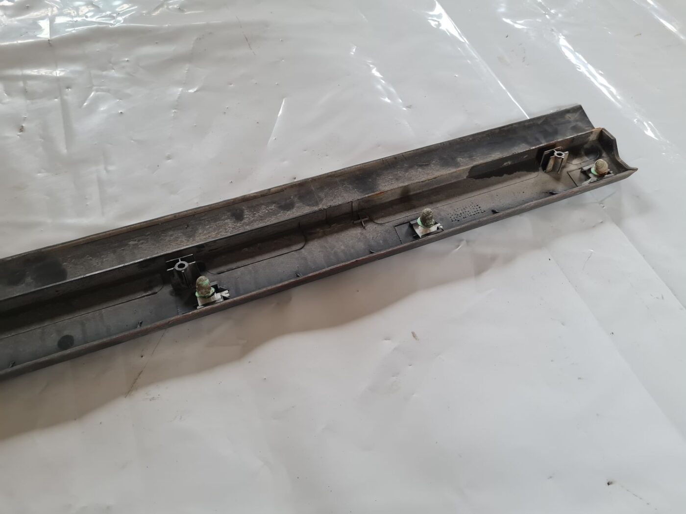 Priekšējo kreiso durvju moldings priekš VW PASSAT 2004 UNIVERSAL GREY 5 Priekšējo kreiso durvju moldings priekš VW PASSAT 2004 UNIVERSAL GREY