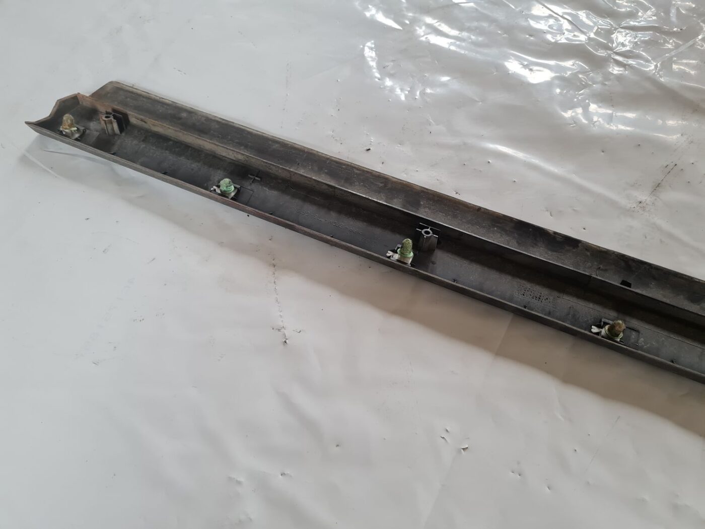 Priekšējo kreiso durvju moldings priekš VW PASSAT 2004 UNIVERSAL GREY 4 Priekšējo kreiso durvju moldings priekš VW PASSAT 2004 UNIVERSAL GREY