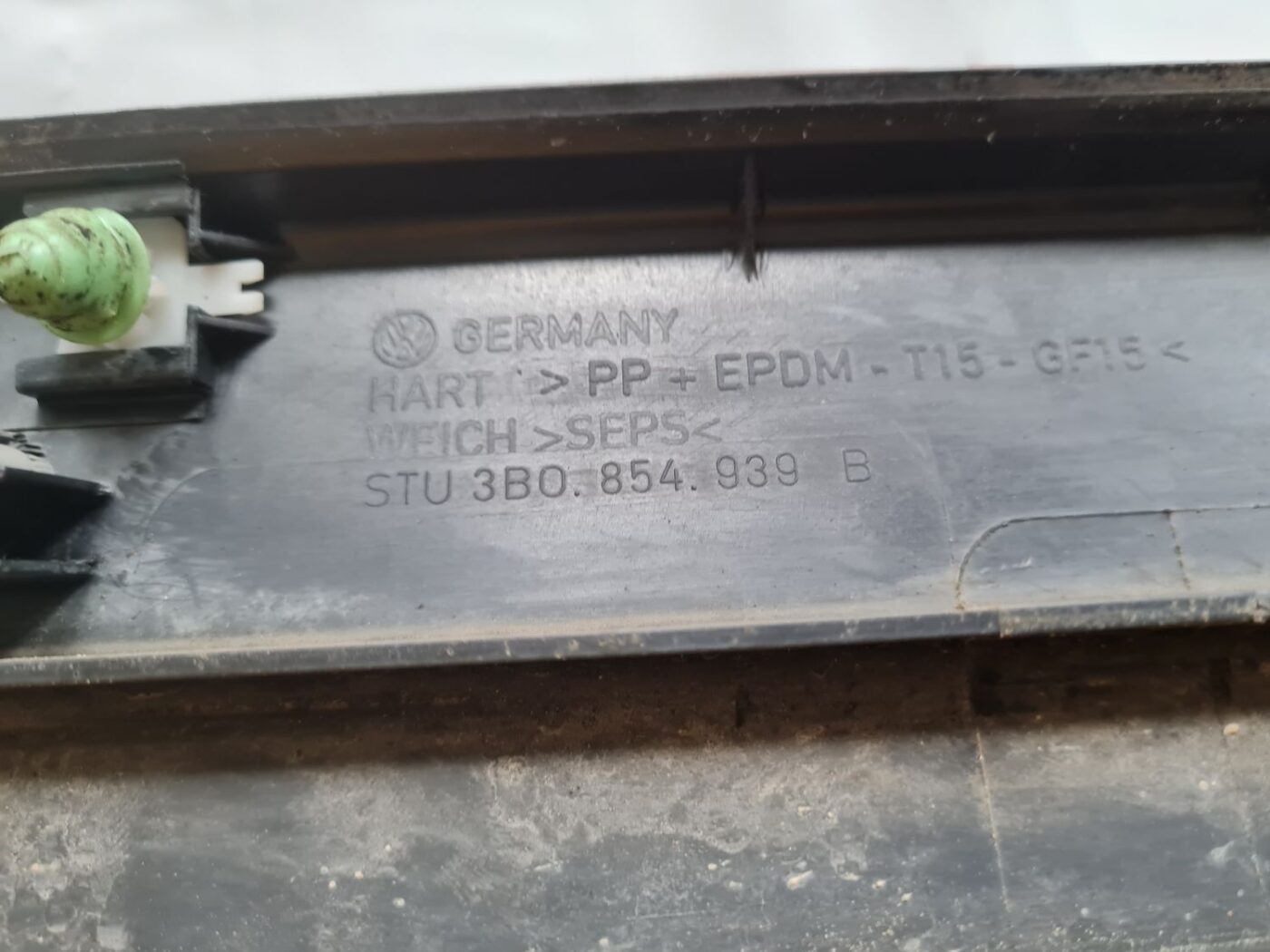 Priekšējo kreiso durvju moldings priekš VW PASSAT 2004 UNIVERSAL GREY 3 Priekšējo kreiso durvju moldings priekš VW PASSAT 2004 UNIVERSAL GREY