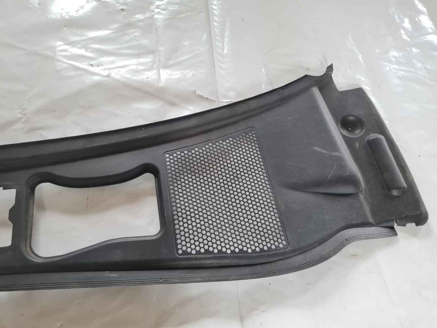 Vējstikla uzlikas (deflektora) režģis priekš VW PASSAT 2004 UNIVERSAL GREY 8 Vējstikla uzlikas (deflektora) režģis priekš VW PASSAT 2004 UNIVERSAL GREY