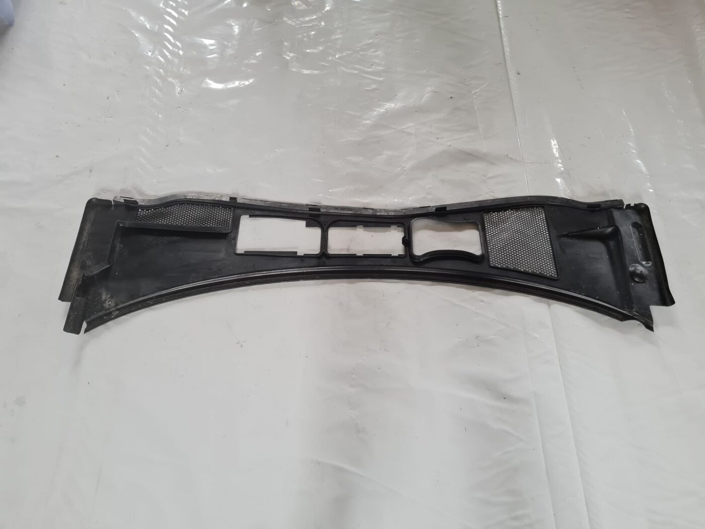 Vējstikla uzlikas (deflektora) režģis priekš VW PASSAT 2004 UNIVERSAL GREY 7 Vējstikla uzlikas (deflektora) režģis priekš VW PASSAT 2004 UNIVERSAL GREY