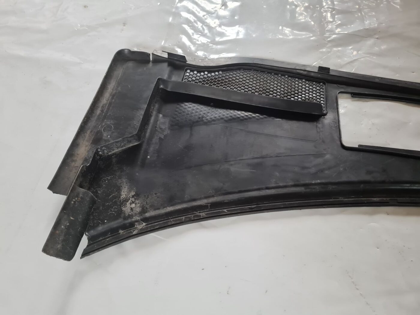 Vējstikla uzlikas (deflektora) režģis priekš VW PASSAT 2004 UNIVERSAL GREY 6 Vējstikla uzlikas (deflektora) režģis priekš VW PASSAT 2004 UNIVERSAL GREY