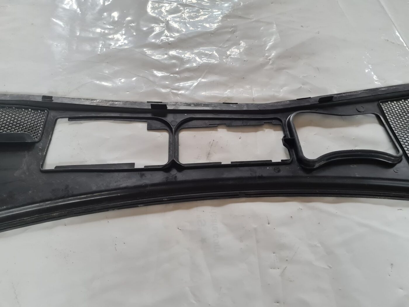 Vējstikla uzlikas (deflektora) režģis priekš VW PASSAT 2004 UNIVERSAL GREY 5 Vējstikla uzlikas (deflektora) režģis priekš VW PASSAT 2004 UNIVERSAL GREY