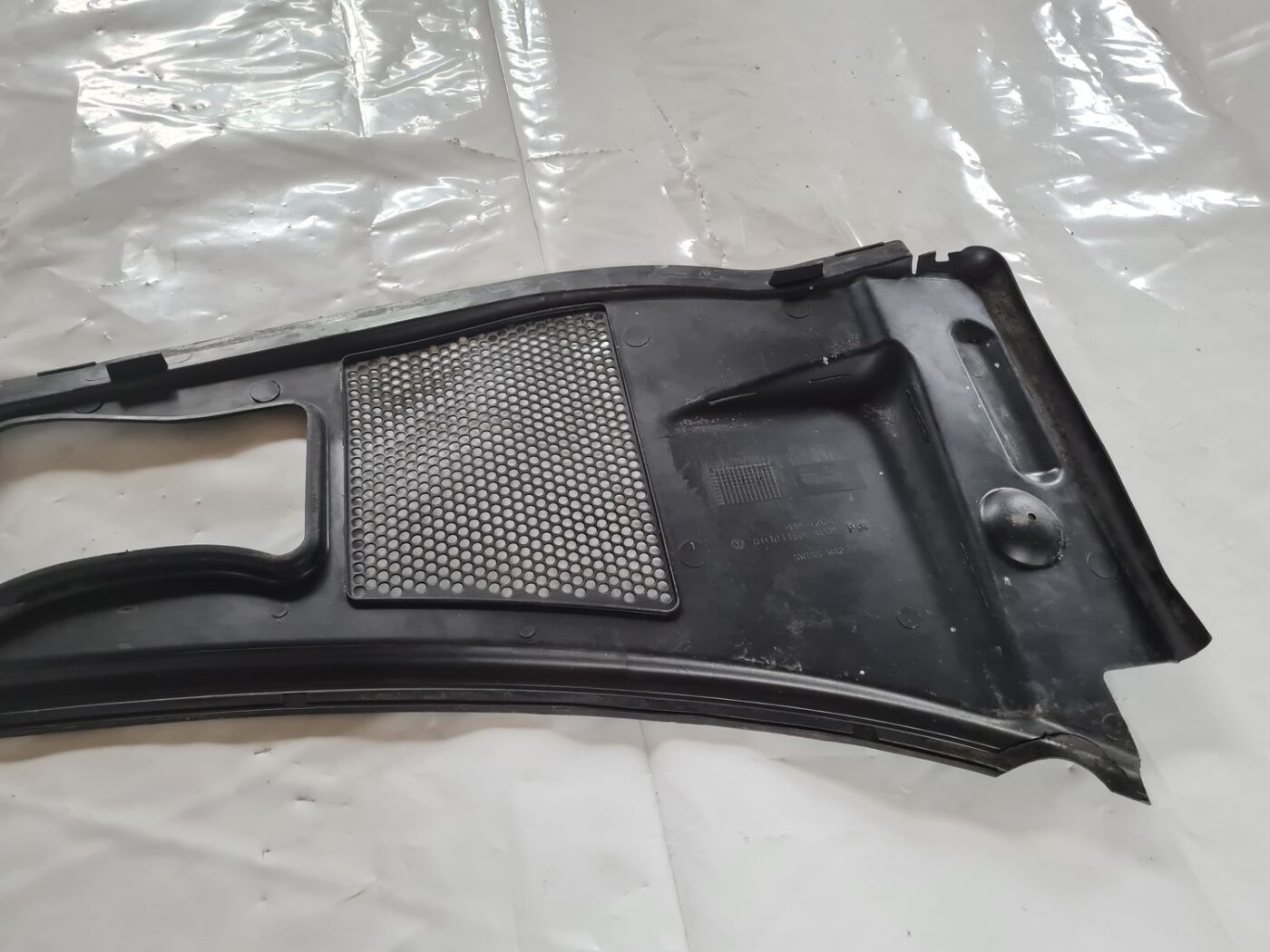 Vējstikla uzlikas (deflektora) režģis priekš VW PASSAT 2004 UNIVERSAL GREY 4 Vējstikla uzlikas (deflektora) režģis priekš VW PASSAT 2004 UNIVERSAL GREY