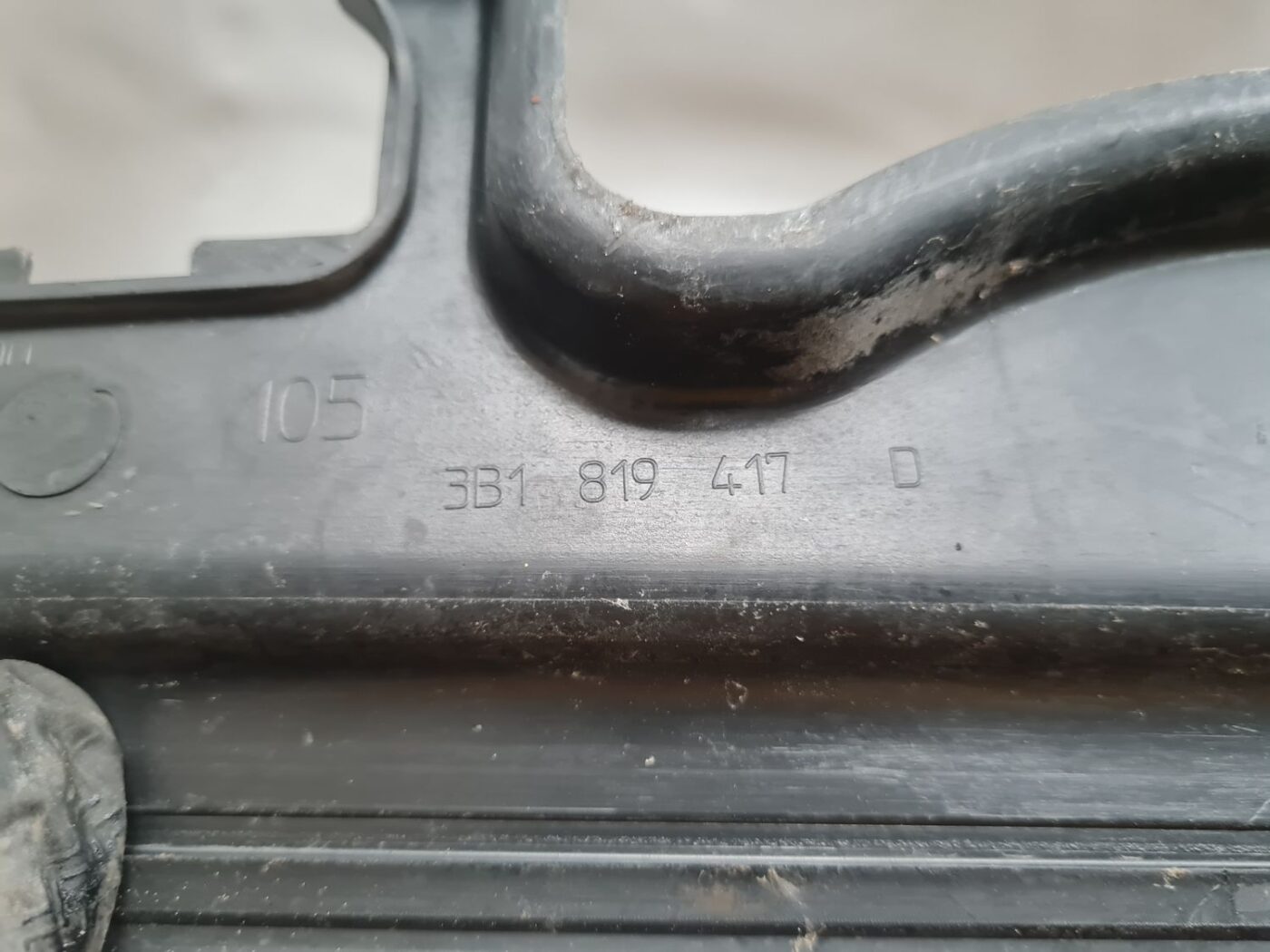 Vējstikla uzlikas (deflektora) režģis priekš VW PASSAT 2004 UNIVERSAL GREY 3 Vējstikla uzlikas (deflektora) režģis priekš VW PASSAT 2004 UNIVERSAL GREY