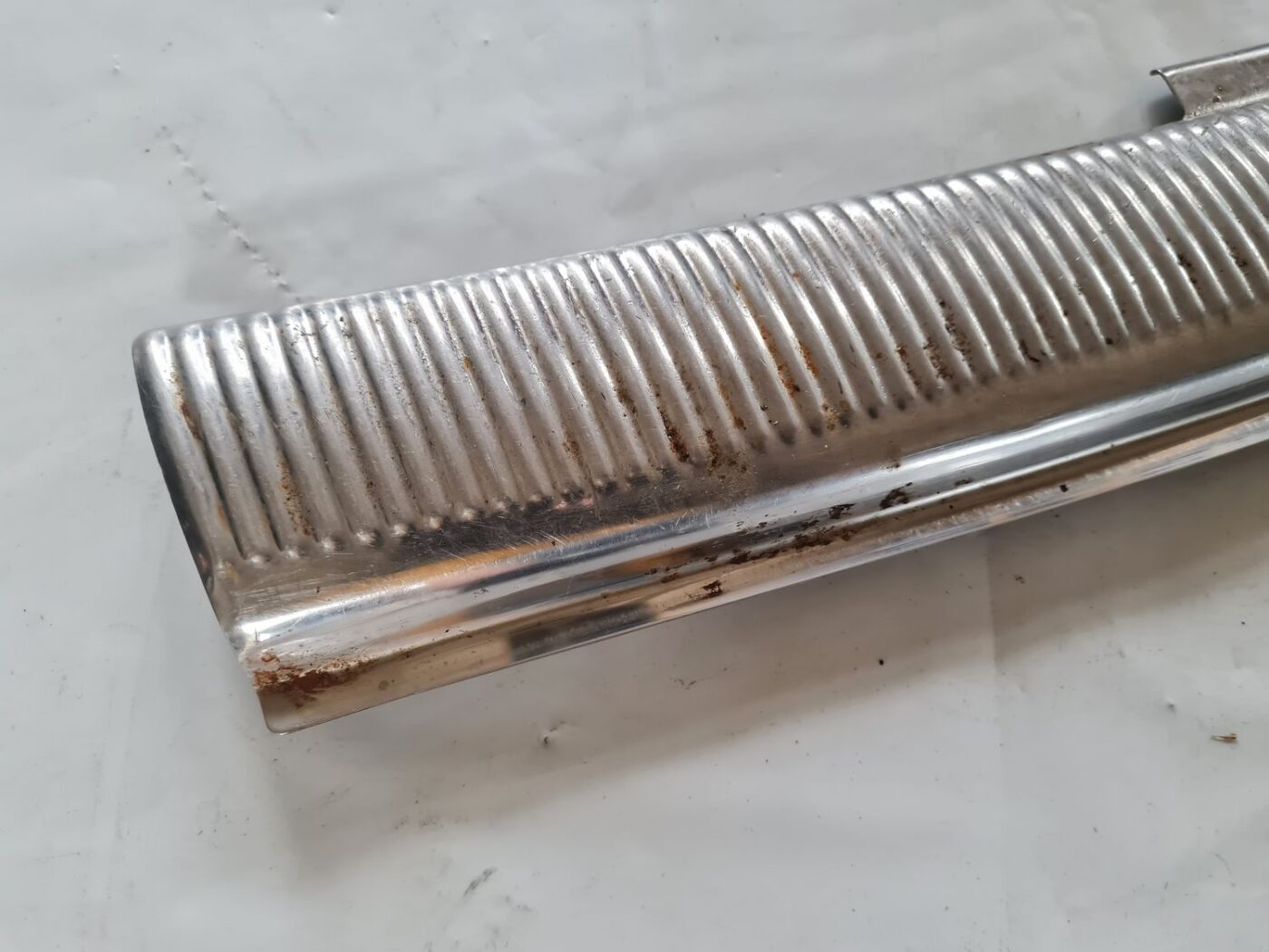 Bagažnieka nodalījuma sliekšņa uzlika priekš VW PASSAT 2004 UNIVERSAL GREY 2 Bagažnieka nodalījuma sliekšņa uzlika priekš VW PASSAT 2004 UNIVERSAL GREY