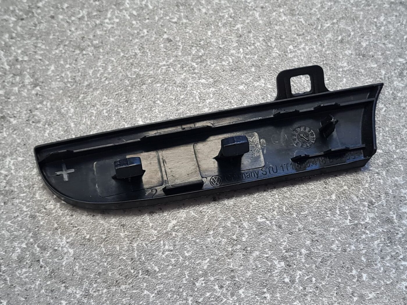 Mērinstrumentu paneļa dekoratīvā uzlika priekš VW TOURAN 2005 4 Mērinstrumentu paneļa dekoratīvā uzlika priekš VW TOURAN 2005