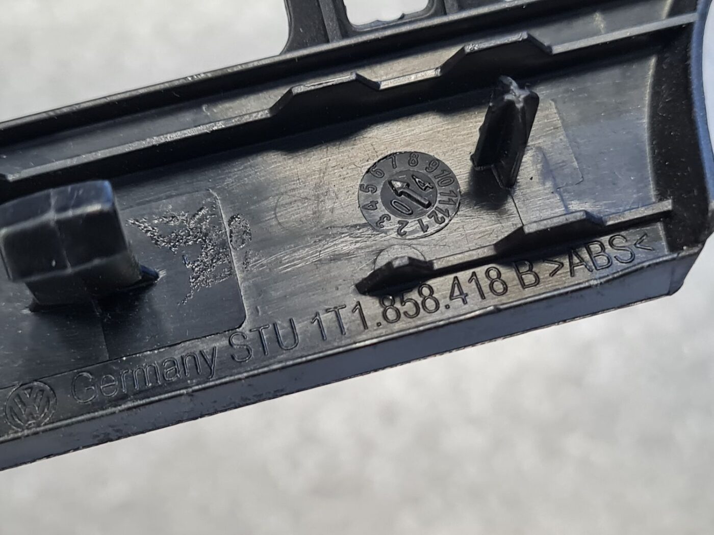 Mērinstrumentu paneļa dekoratīvā uzlika priekš VW TOURAN 2005 3 Mērinstrumentu paneļa dekoratīvā uzlika priekš VW TOURAN 2005