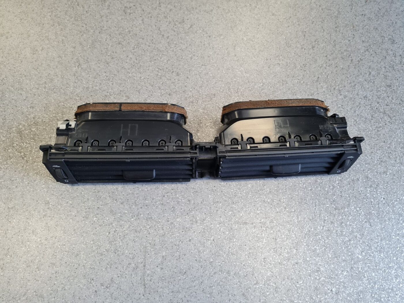 Mērinstrumentu paneļa gaisa vads, centrā priekš VOLVO S80 2007 GREY 2 Mērinstrumentu paneļa gaisa vads, centrā priekš VOLVO S80 2007 GREY