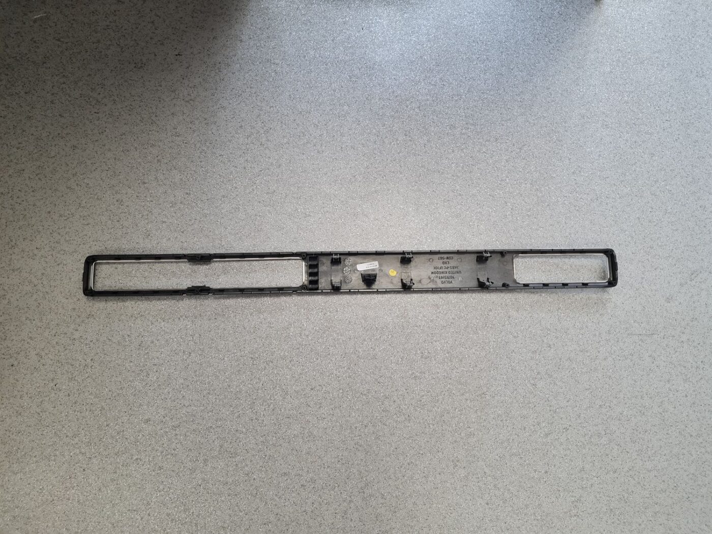 Mērinstrumentu paneļa dekoratīvā uzlika priekš VOLVO V70 2010 8 Mērinstrumentu paneļa dekoratīvā uzlika priekš VOLVO V70 2010