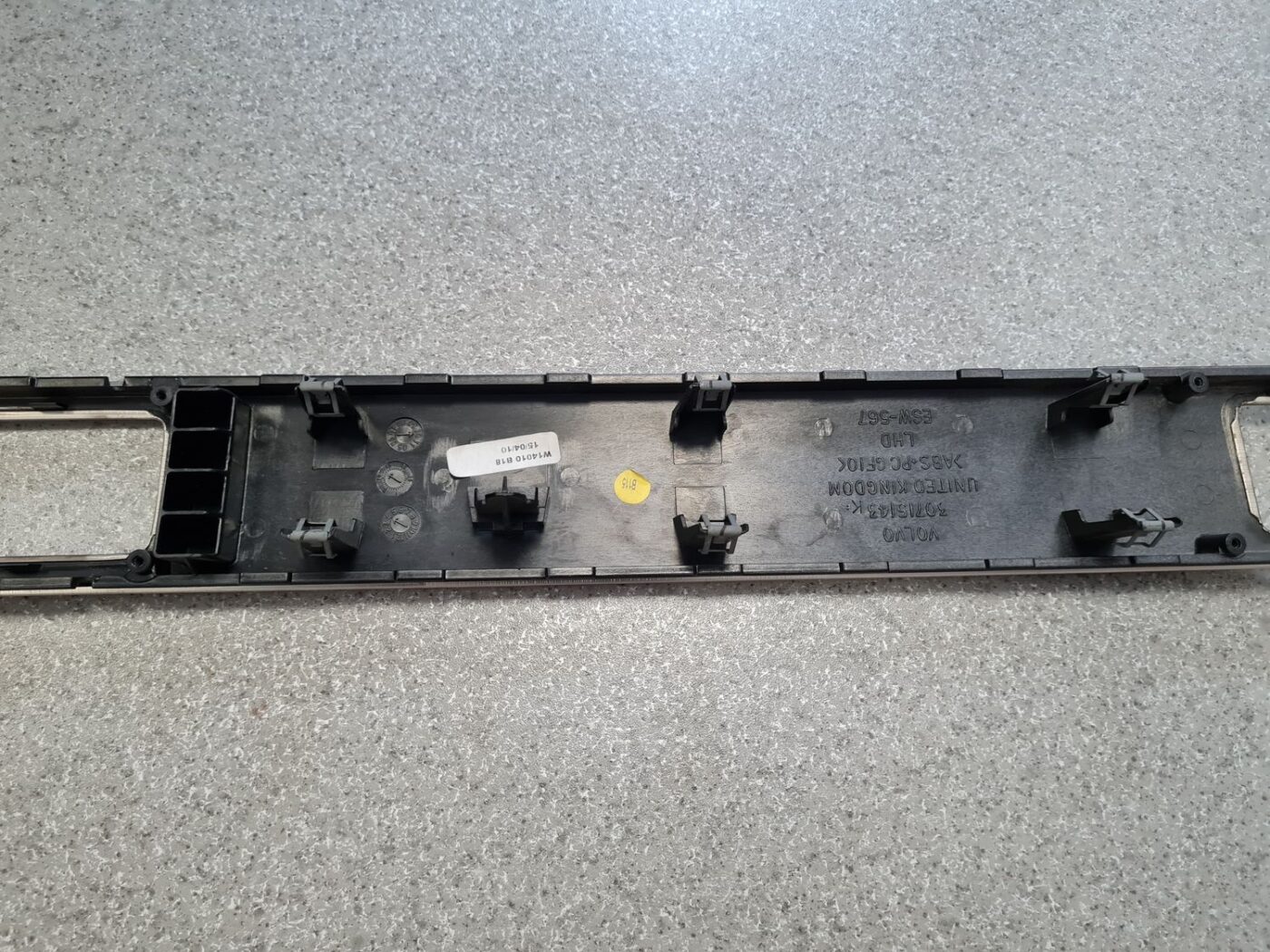 Mērinstrumentu paneļa dekoratīvā uzlika priekš VOLVO V70 2010 6 Mērinstrumentu paneļa dekoratīvā uzlika priekš VOLVO V70 2010