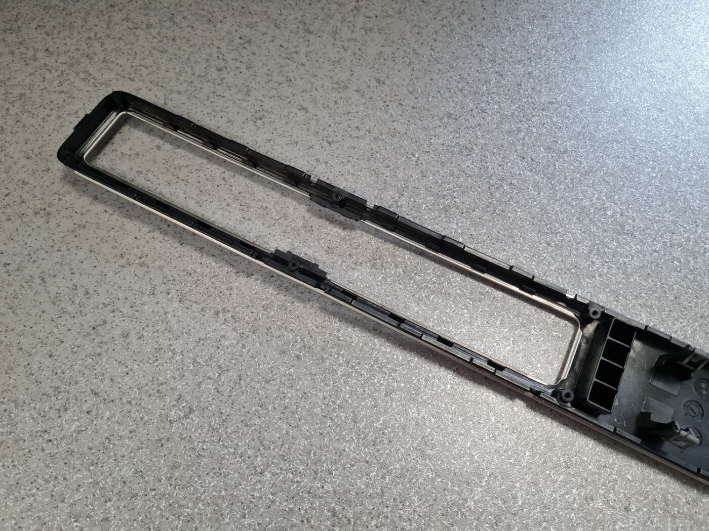 Mērinstrumentu paneļa dekoratīvā uzlika priekš VOLVO V70 2010 5 Mērinstrumentu paneļa dekoratīvā uzlika priekš VOLVO V70 2010