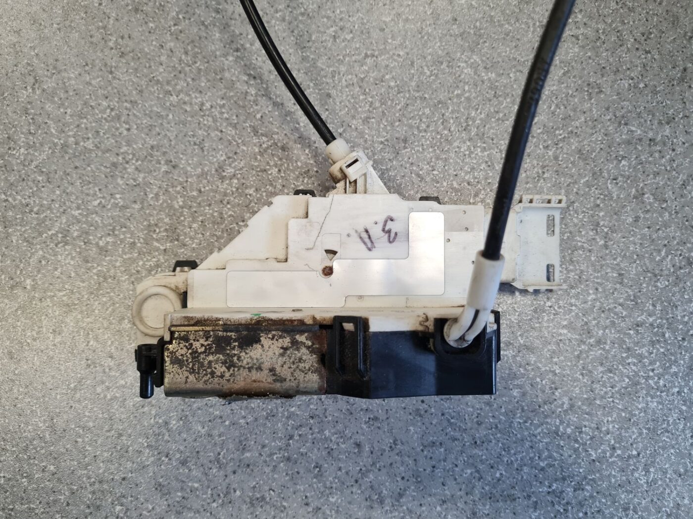 Aizmugurējo labo durvju slēdzene priekš PEUGEOT 407 2006 2 Aizmugurējo labo durvju slēdzene priekš PEUGEOT 407 2006